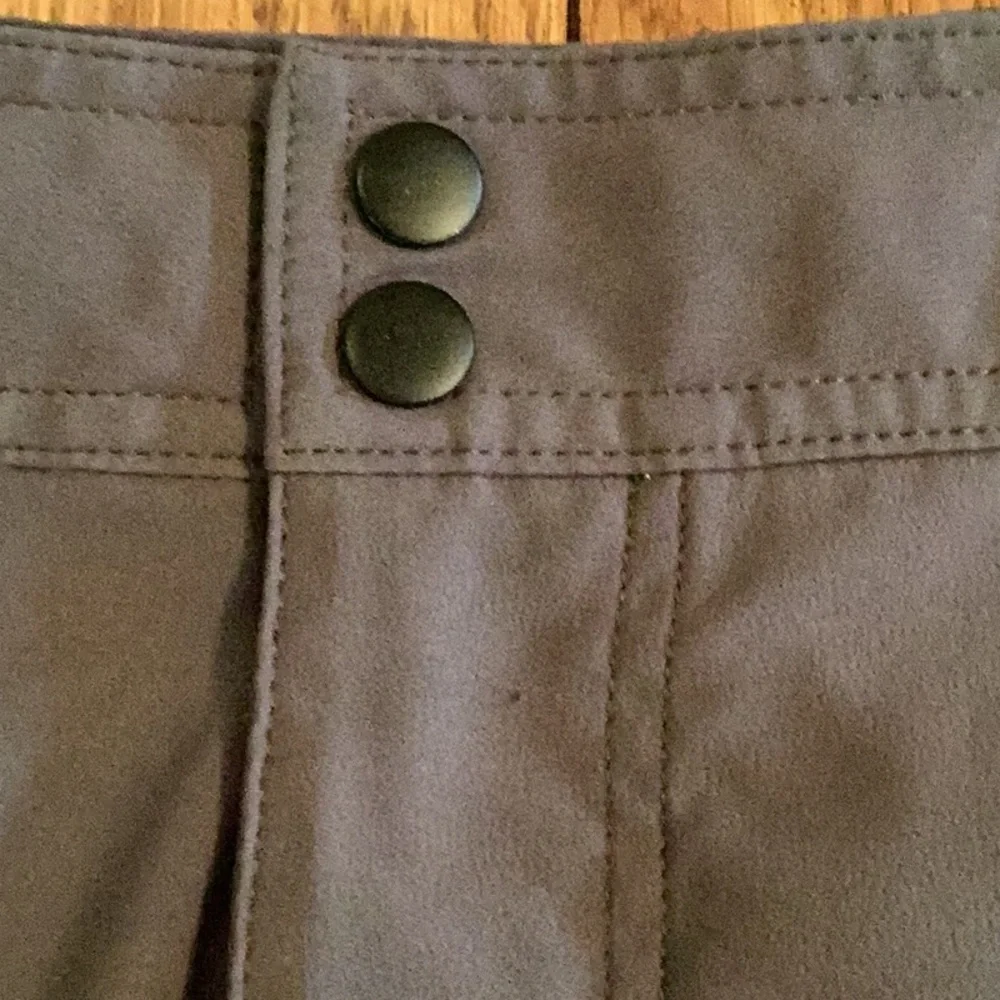 Under Armour heatgear, loose fit Men's Gray Shorts. Size 30